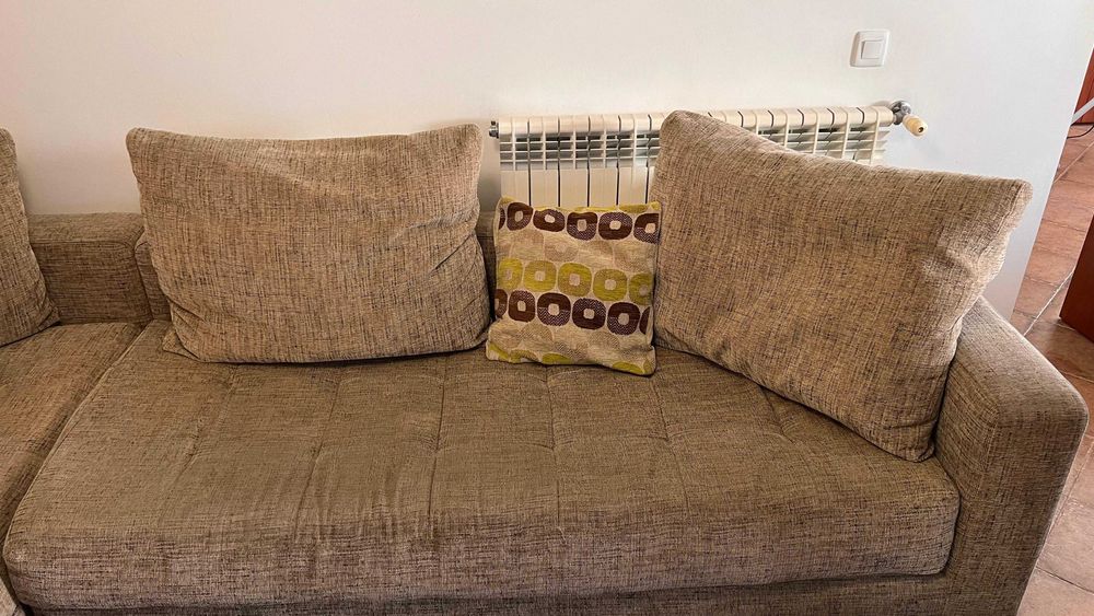 Dois sofás em bom estado de conservação