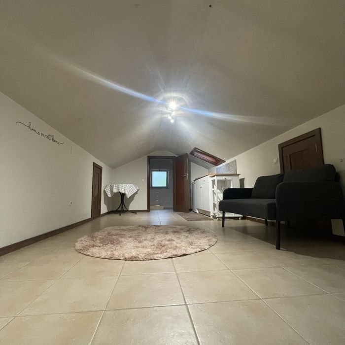 Quarto com cozinha e wc privativo