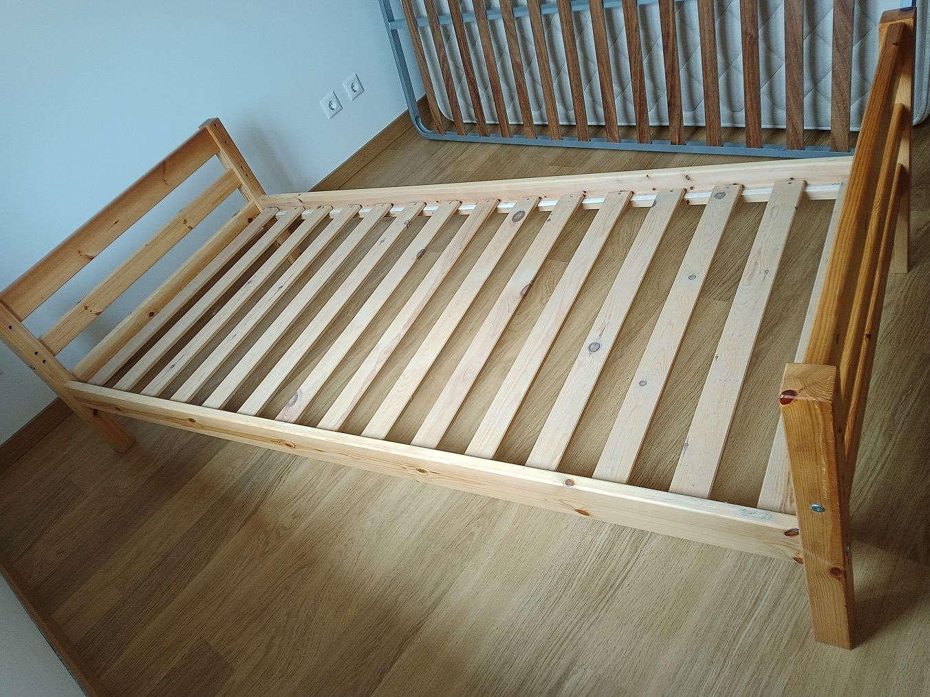Cama de pinho com estrado de ripas integrado