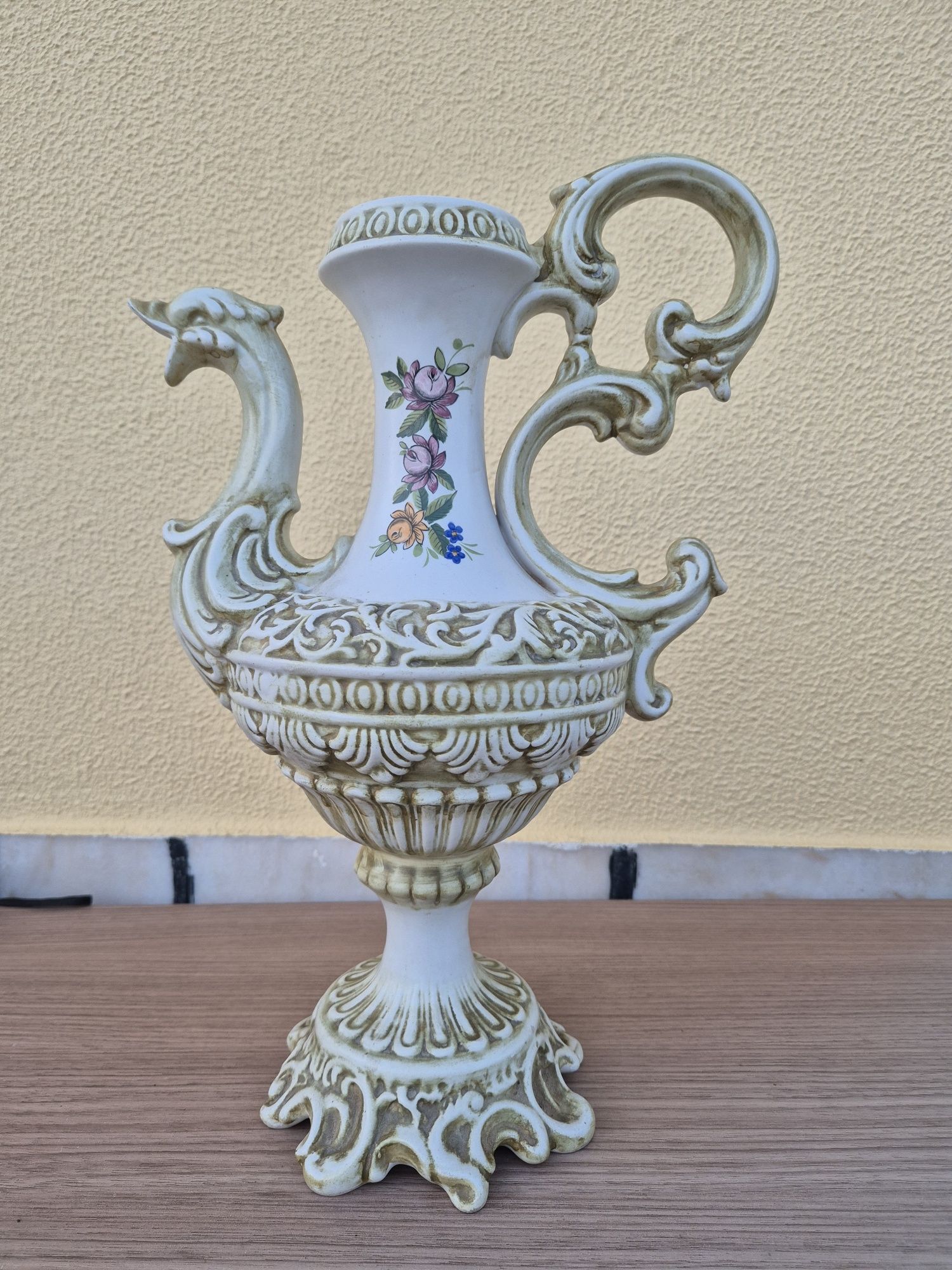 Jarra em Porcelana Decorativa