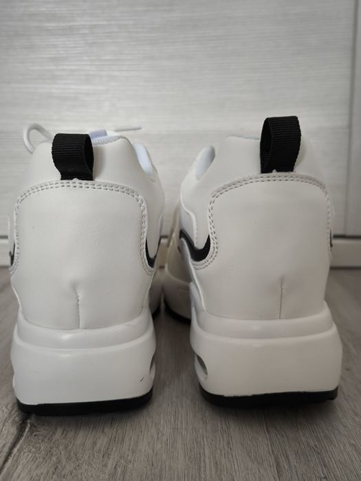 Продам жіночі кросівки, снікерси, кеди