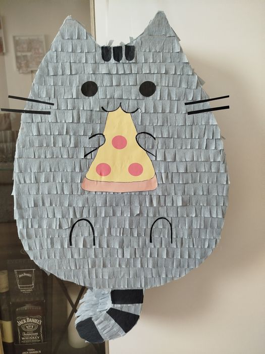 Duża piniata kot pusheen z pizzą
