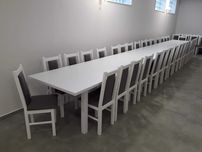 Stoly i krzesla dla wymagajacych na sale do restauracji baru świetlicy