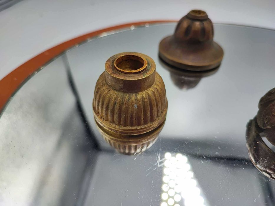 Przedwojenna mosiężna część do żyrandol kinkietu środek,kielich,cena 1