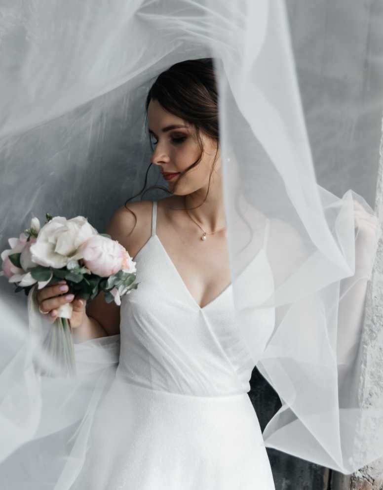 Мінімалістична весільна сукня з блискітками