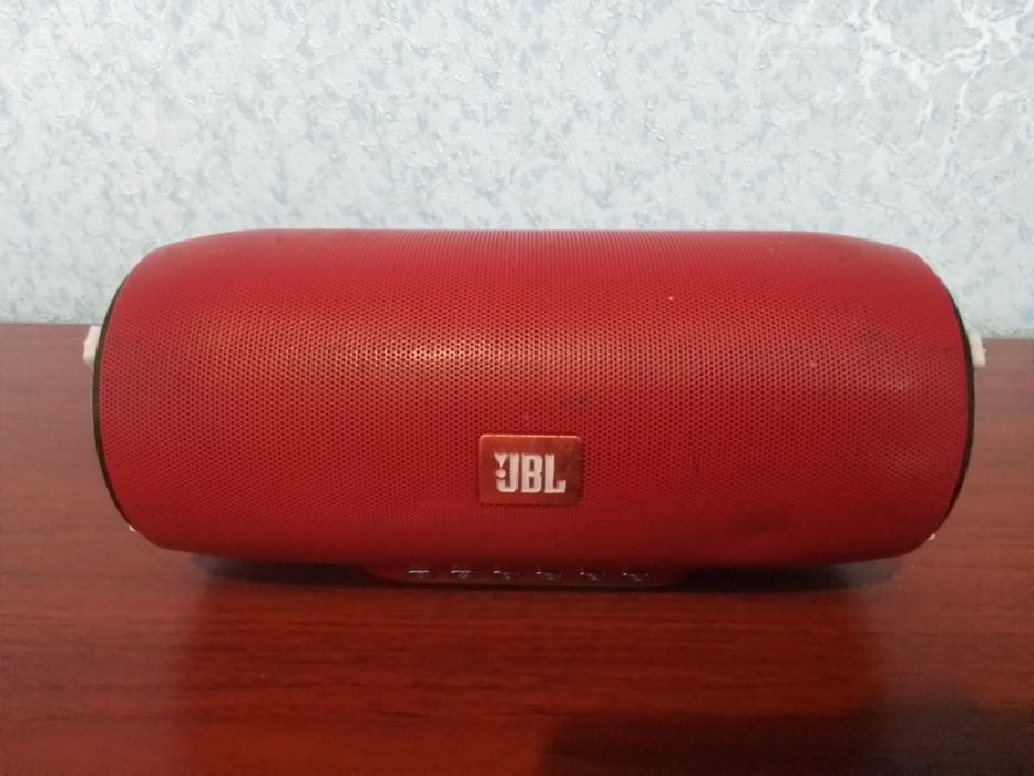 Портативная музыкальная колонка JBL