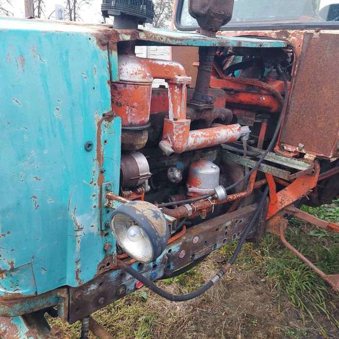 Трактор ЮМЗ 6 в робочему стані