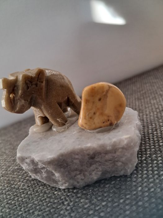 Słonik z kamieniem na podstawce