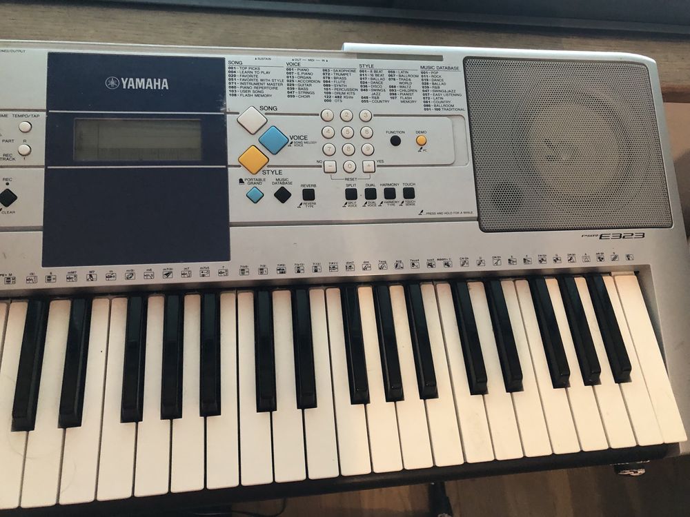 Teclado Yamaha PSR E3/3 + suporte. Bom estado.