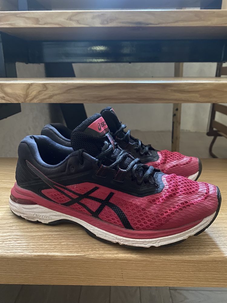 Кросовки ASICS 41.5 як нові