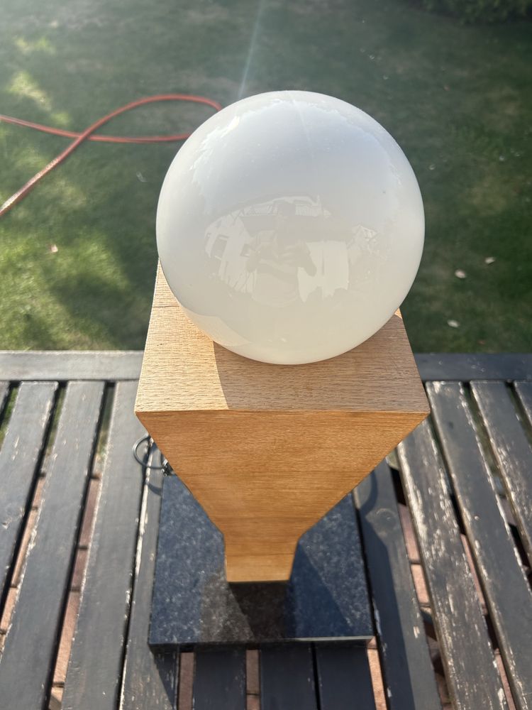 Lampa stojąca z kamienną podstawą i drewnianym trzonem