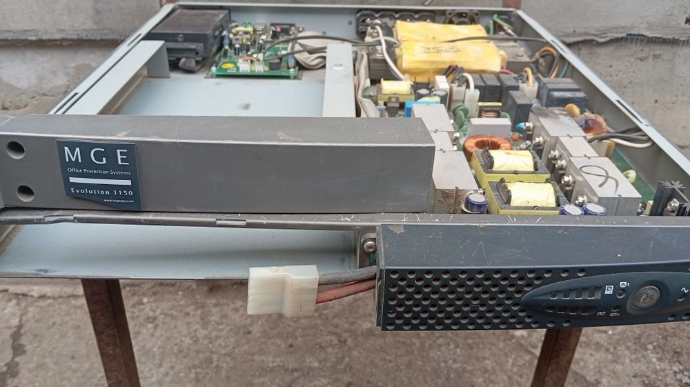 Продам на запчасти ИБП MGE Evollution 1150