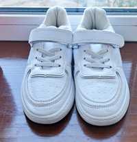 Кросівки шкіряні білі