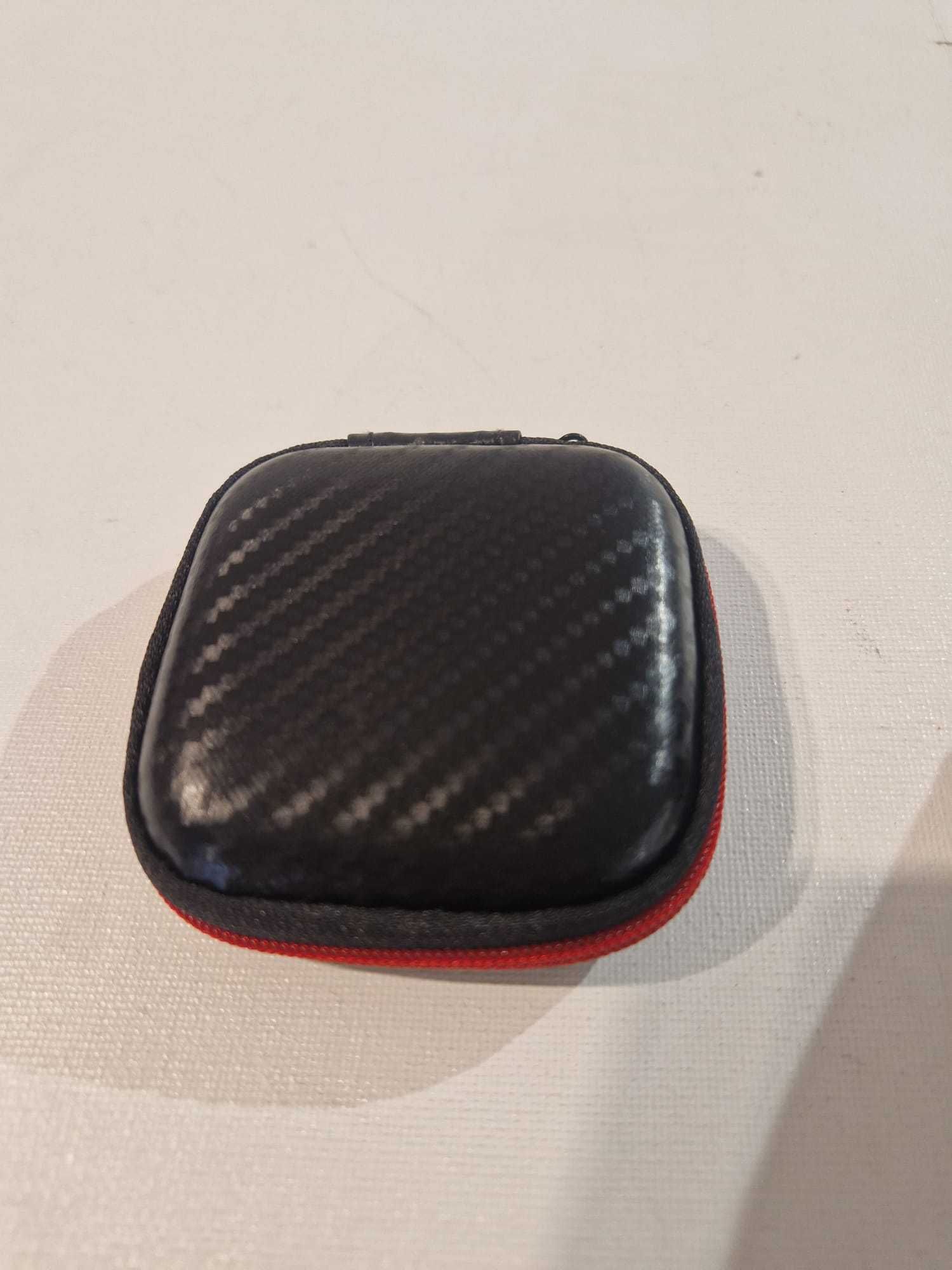 Przewodowe magnetyczne słuchawki douszne z etui i pilotem- czarne