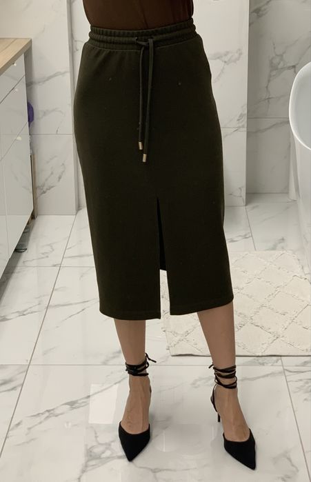 Spodnica midi khaki oliwkowa z rozcieciem na jesien zime do pracy 36