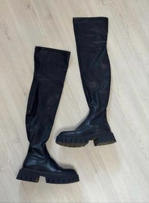 Ботфорти зі стрейч-шкіри на масивній підошві