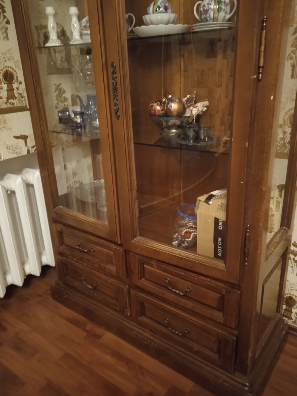 Румынский шкаф-витрина сервант из массива дерева двустворчатый