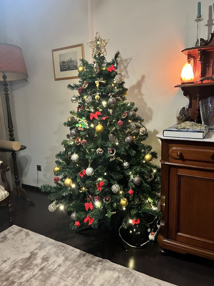 Árvore de natal decorativa com 156 centimetros de altura