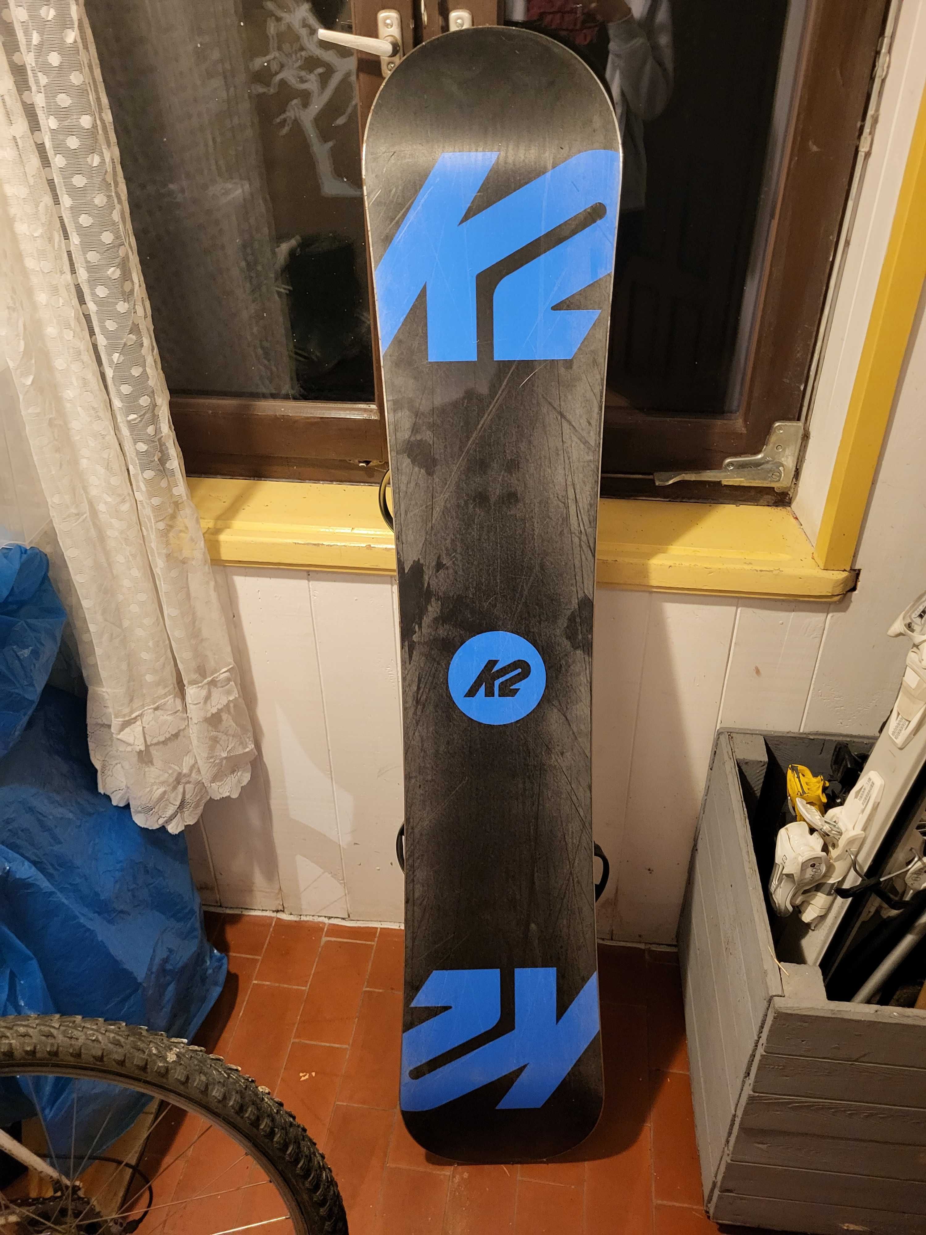 Deska snowboard K2 z wiązaniami Drake