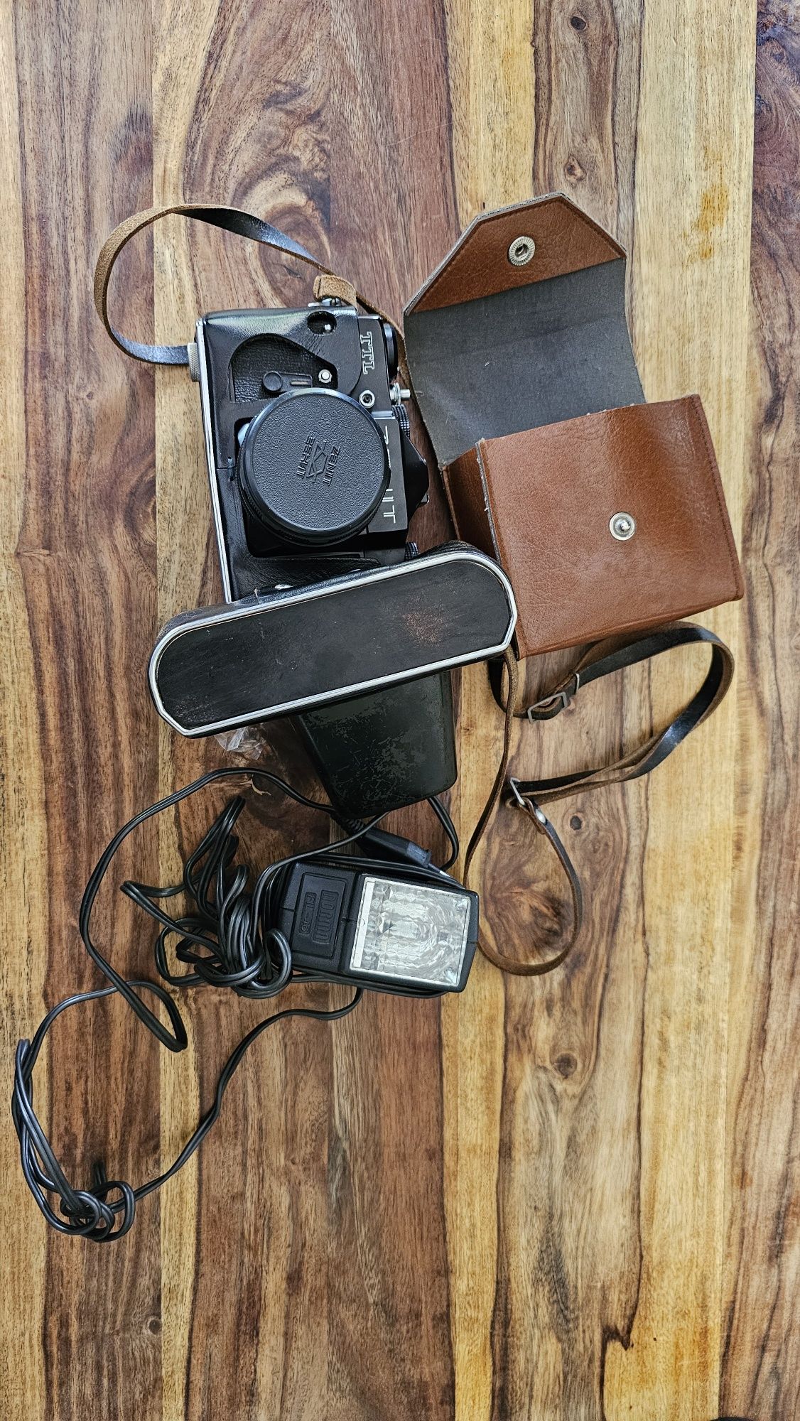 Aparat analogowy Zenit TTL z lampą błyskową