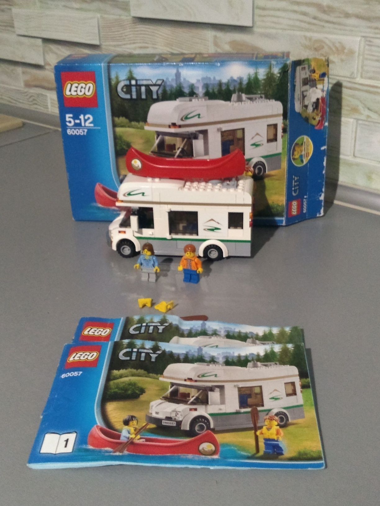 Klocki LEGO samochód kempingowy z kajakiem