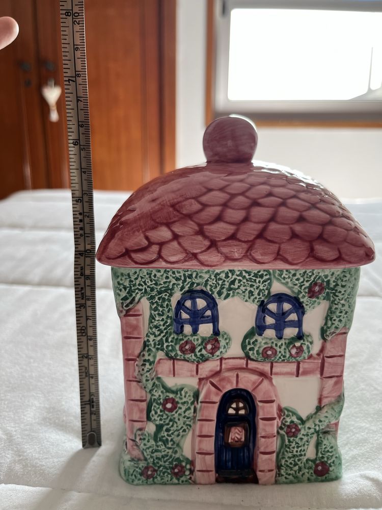 Pote da coleção “A casa de campo” da Avon