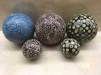 Bolas decorativas em loiça