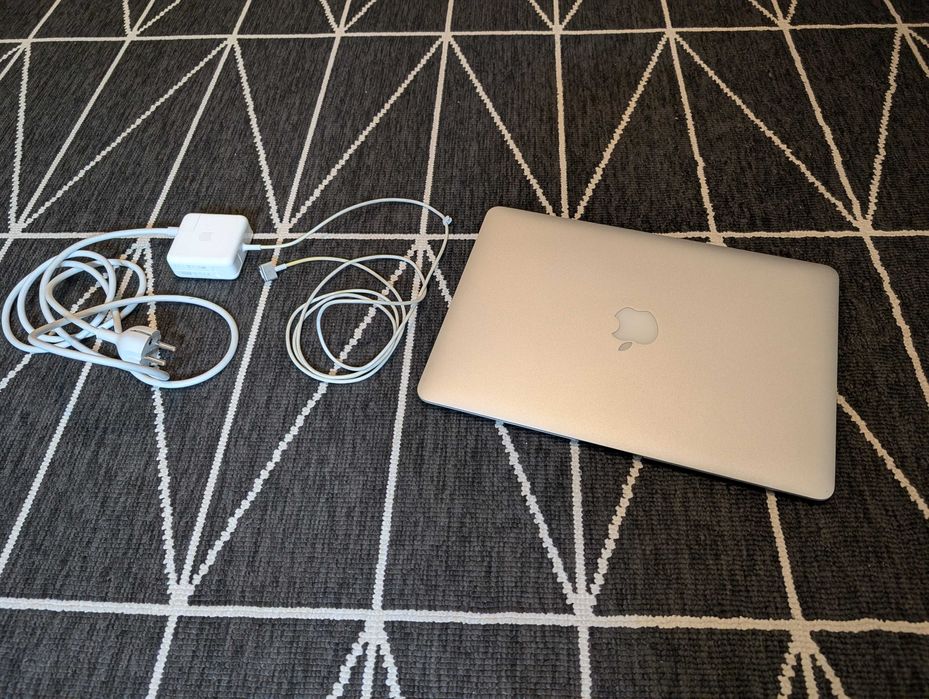 Macbook Air 13" i5 + 8GB + 128GB SSD c/ carregador