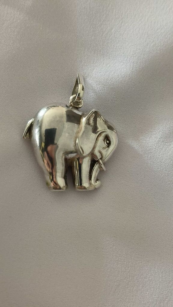 Elefante em prata topázio