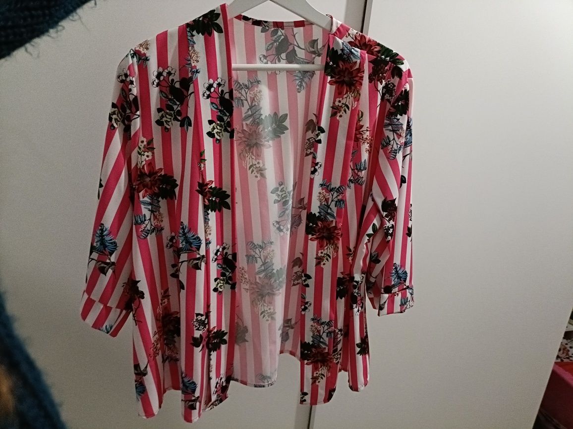 Kimono curto, com padrão floral