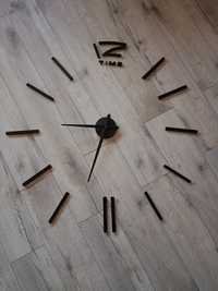 duży czarny zegar ozdobny na ścianę