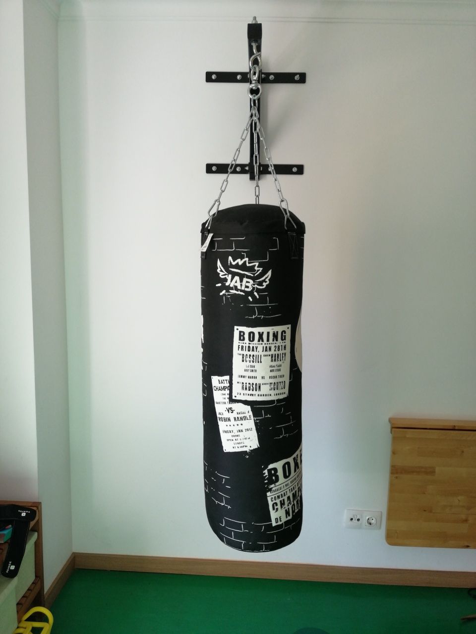 Saco de boxe com suporte de parede e luvas