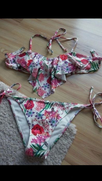 kostium bikini w kwiaty kwiatowy h&m dwuczęściowy z falbanką