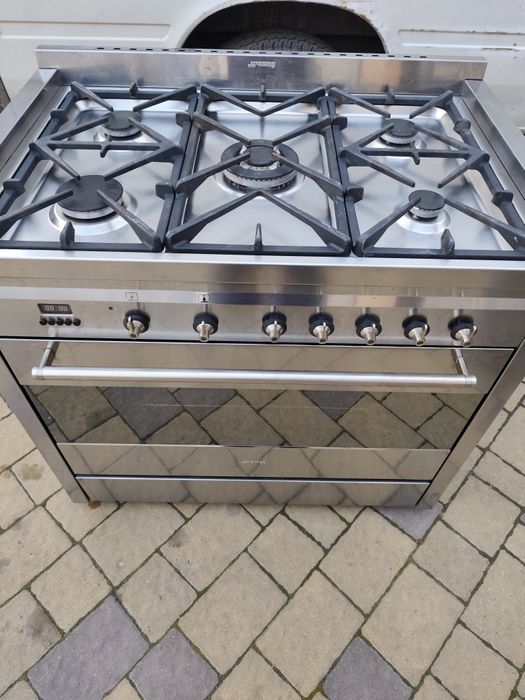 Професійна газова плита на 5 камфорок smeg з газовою духовкою