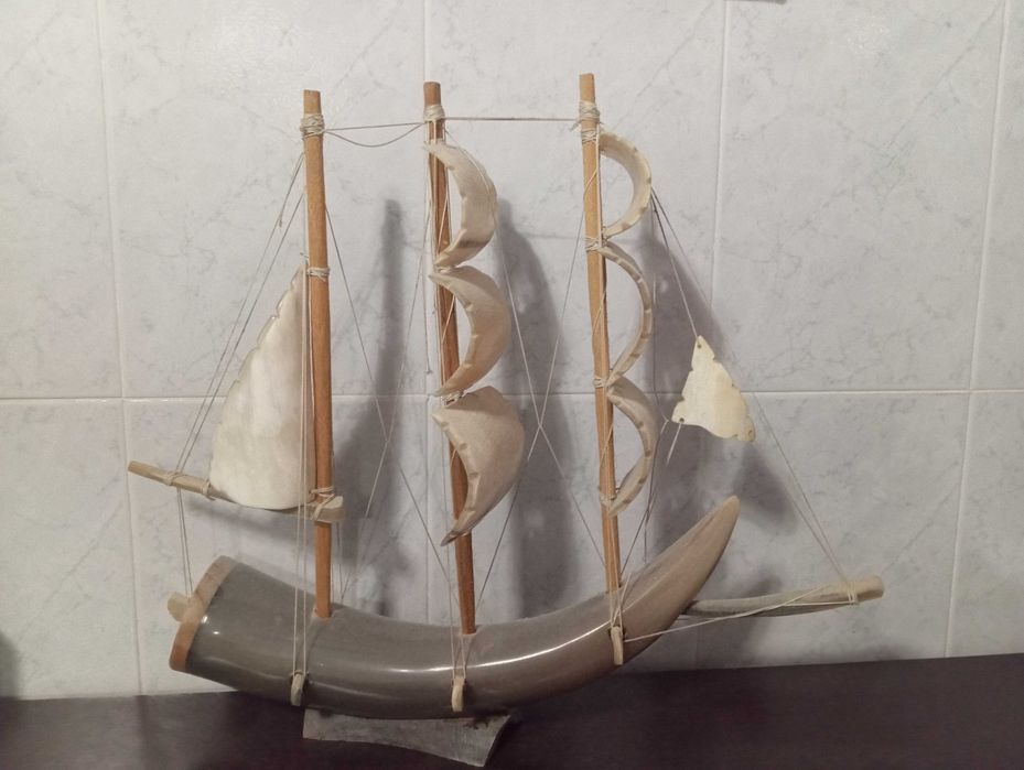Barco em chifre / corno (artigo artesanal provenientes de ex colónias)