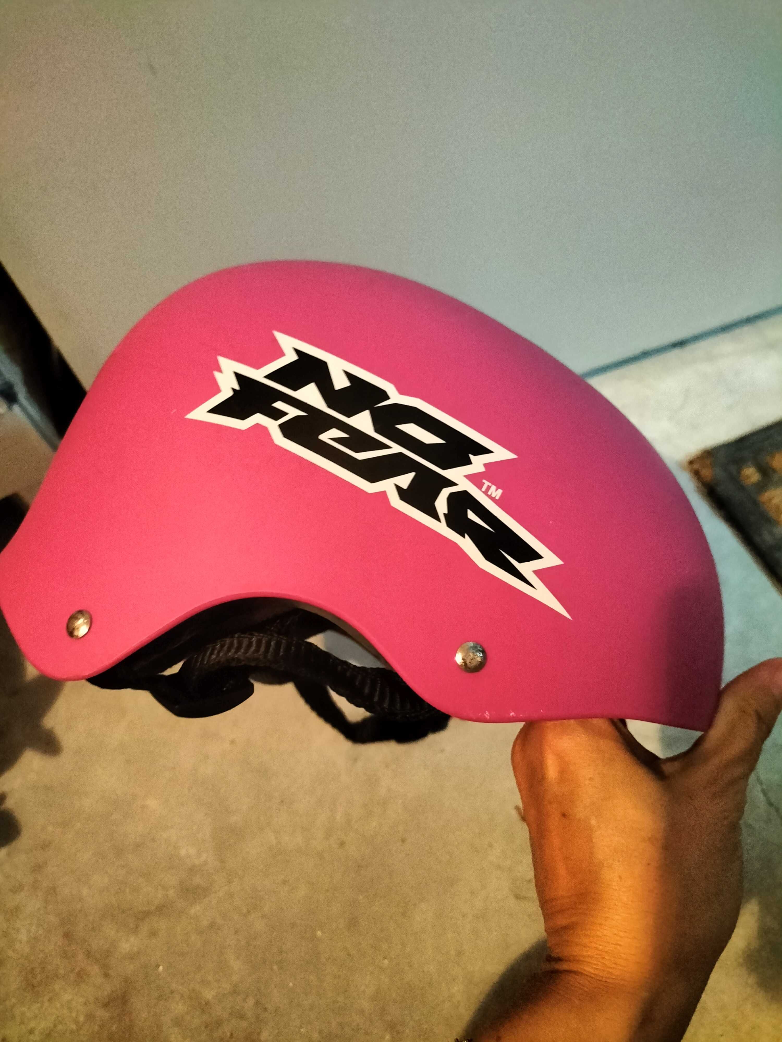 Capacete rosa marca No Fear