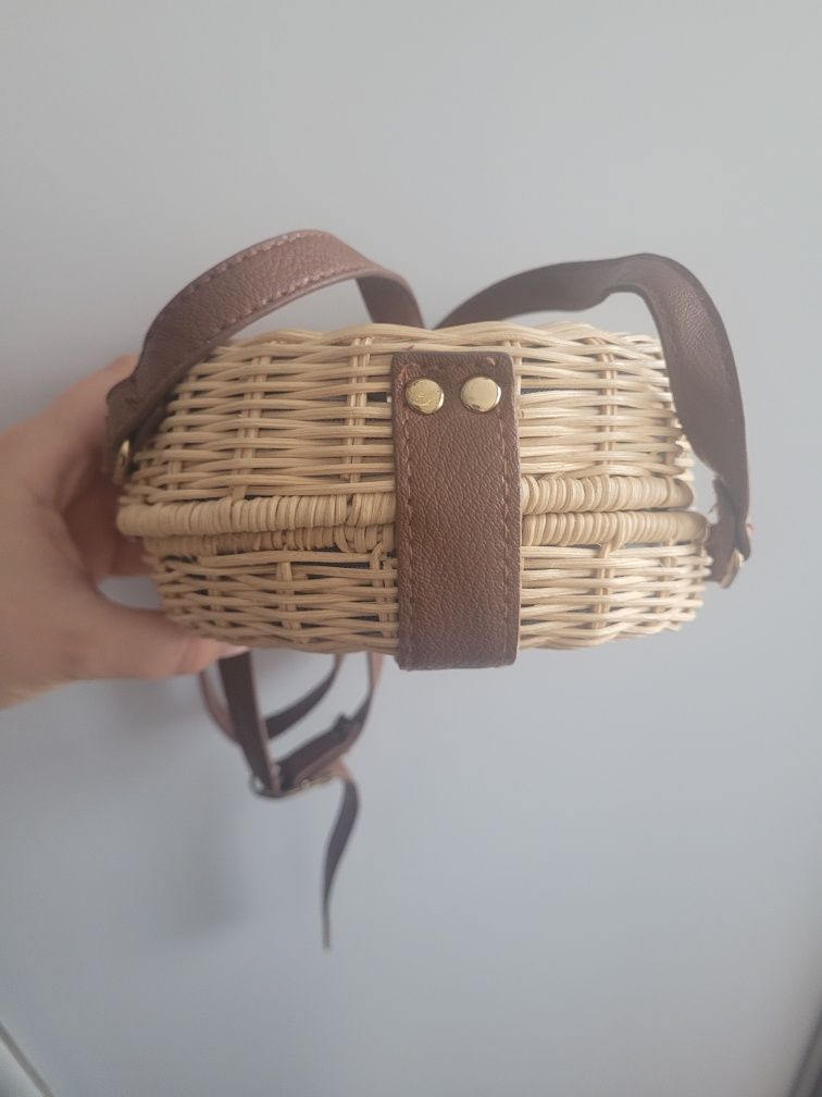 Torebka wiklinowa okrągła koszyk boho na pasku na ramię zapinana