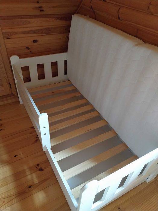 Łóżeczko dla dziecka z szufladą i materacem