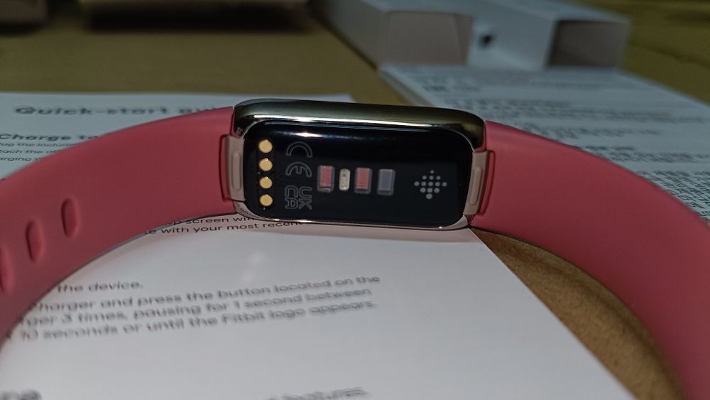 Smartband Fitbit Luxe różowy