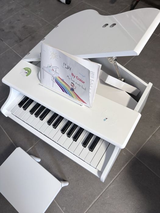 Piano de cauda para criança