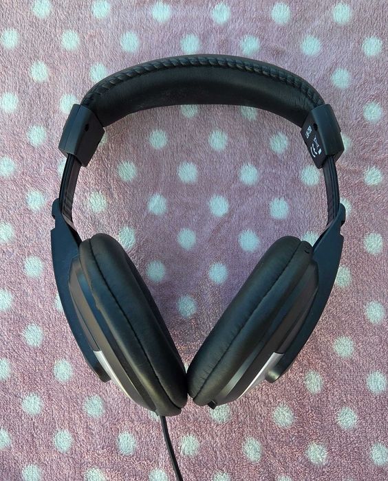 Czarne słuchawki przewodowe nauszne Stereo Headphones