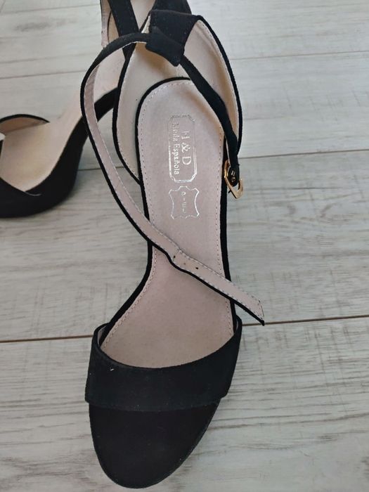 Vendo sandália preta em camurça