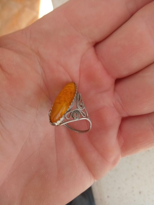 Pierścionek damski z żółtym oczkiem