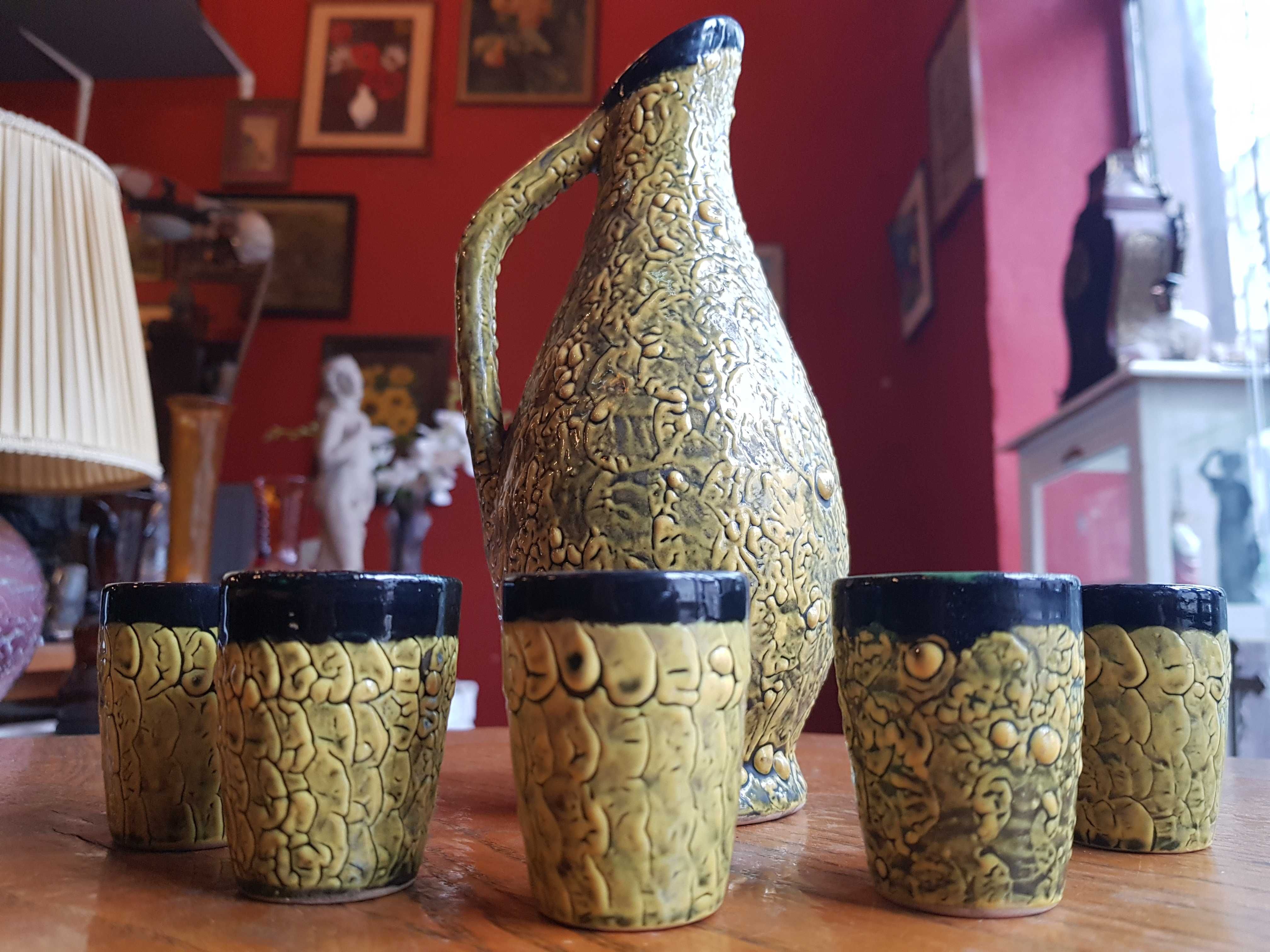 Stara ceramiczna zestaw karafka i kieliszki