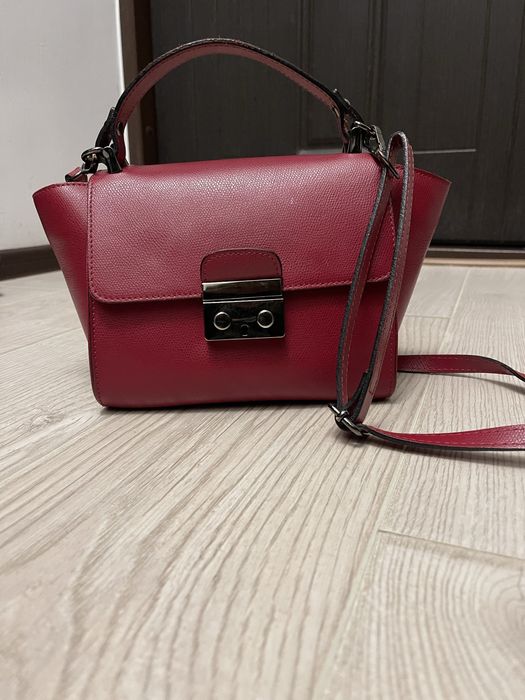 Червона шкірна сумка