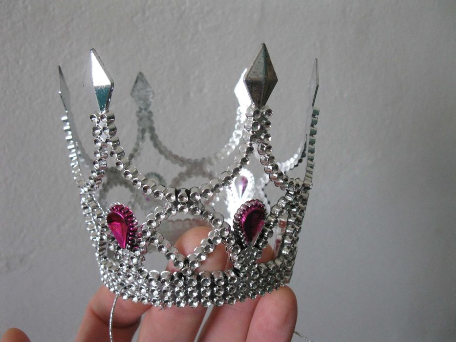 Серебряные короны пластмассовые сувениры, можно как ёлочные игрушки