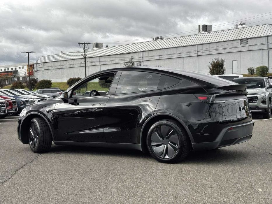 Tesla Model Y Long Range      2026