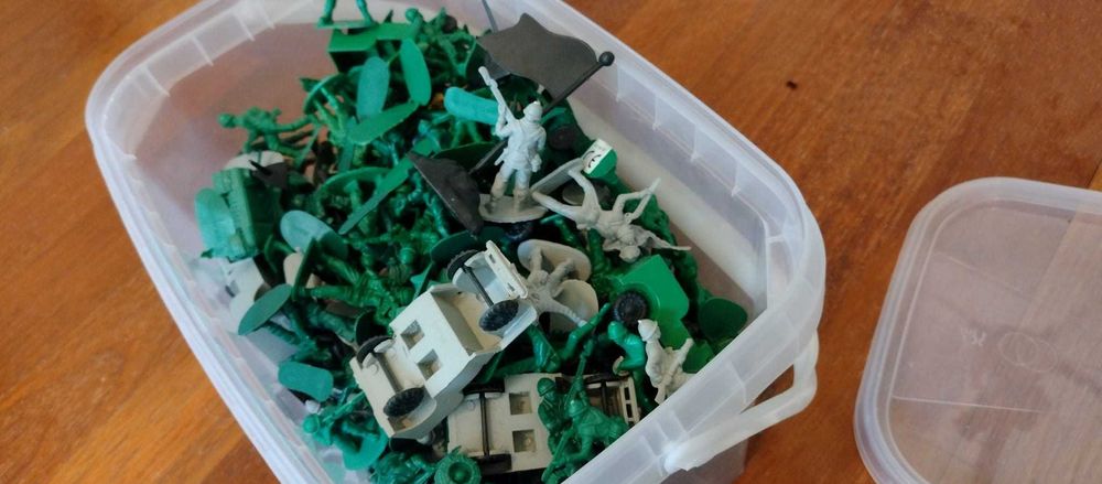 Pudło plastikowych żołnierzyków