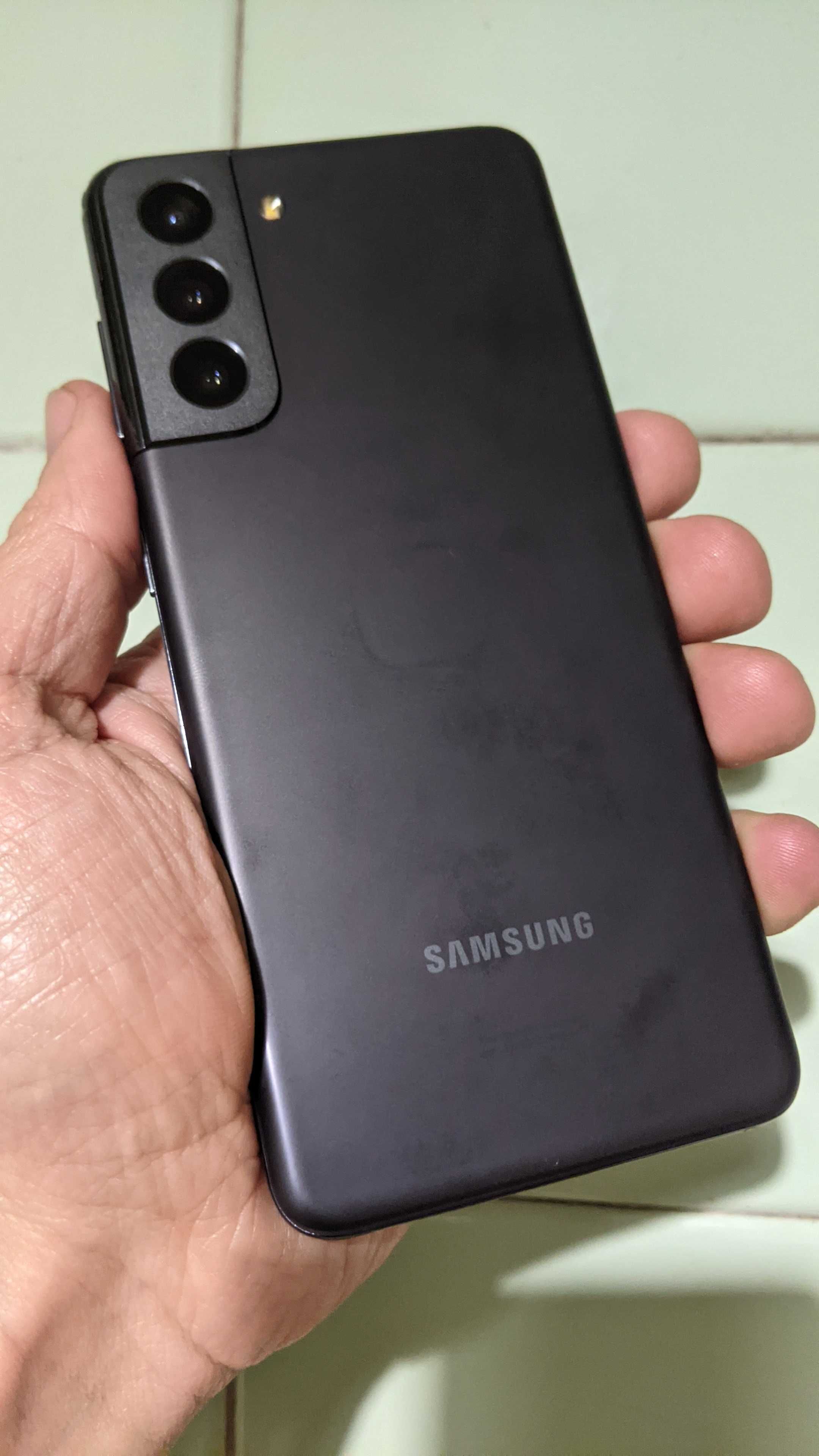Samsung S21 на 256 ГБ на Snapdragon 888 из США в отличном состоянии