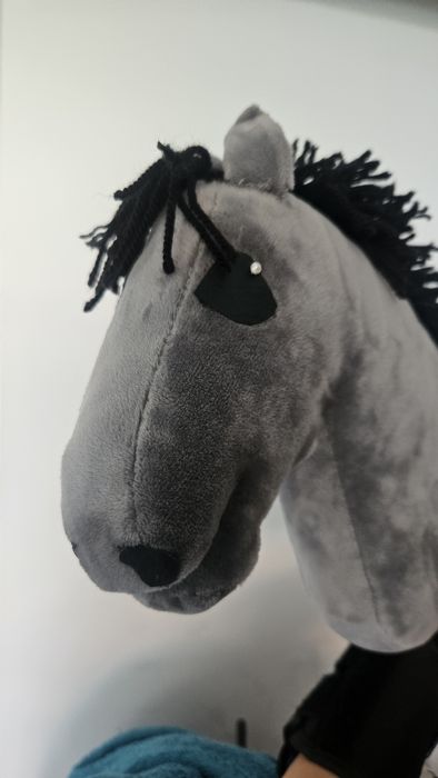 Hobby horse siwy konik na patyku